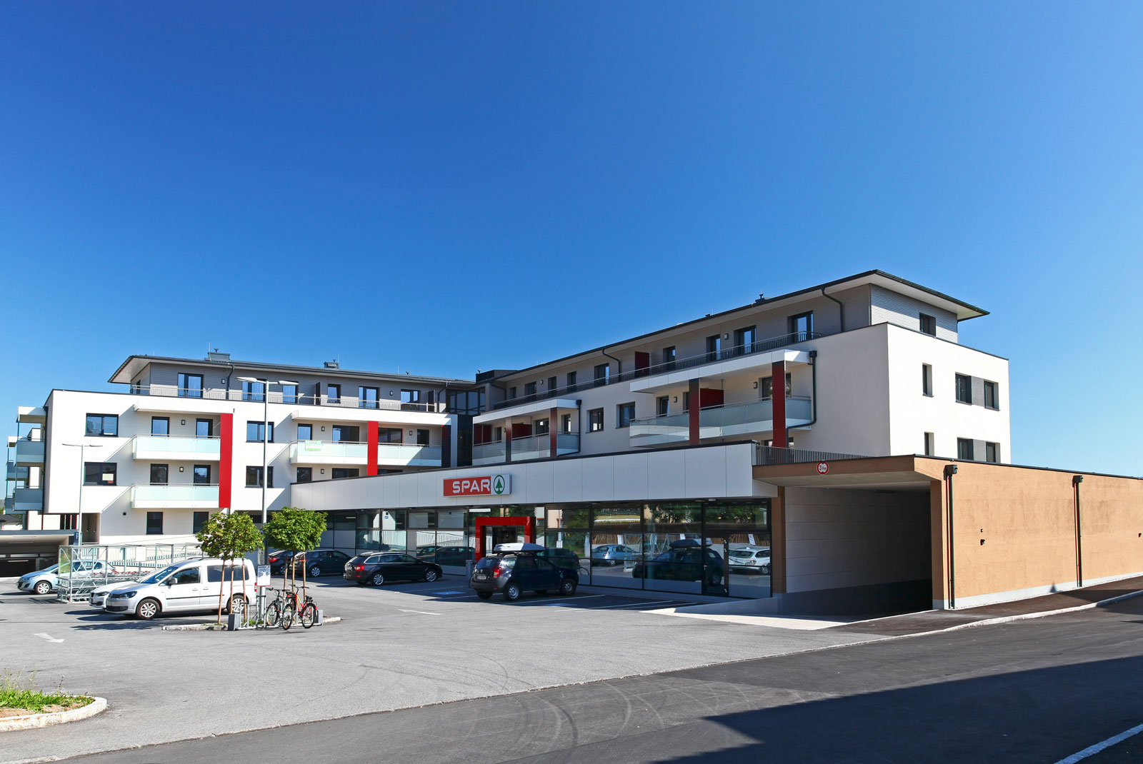 Wohnhaus mit spar und Apotheke